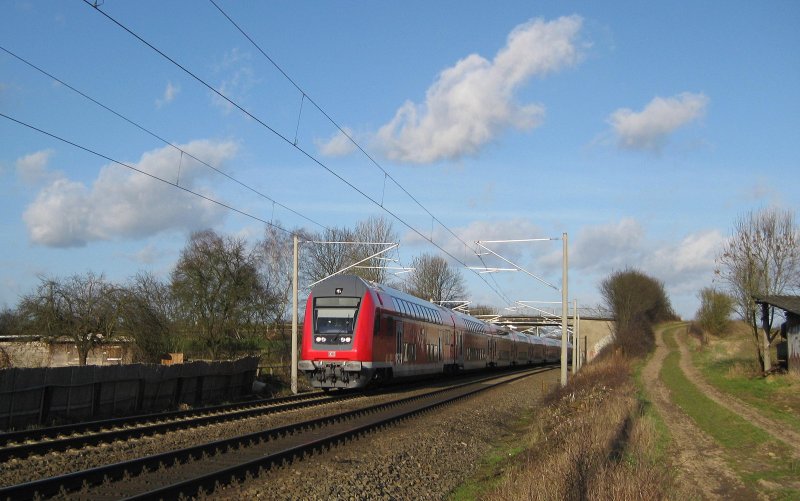RE 21577 rast am 17.03.09 mit rund 140 km/h auf Reinfeld (Holst.) zu.