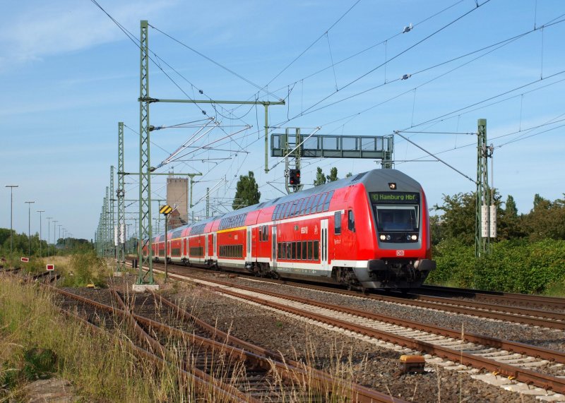 RE 21579 ist am 17.06.09 kurz nach der Ausfahrt aus Bad Oldesloe Richtung Hamburg Hbf unterwegs. Dort wird er Kopf machen und wieder zurck nach Lbeck Hbf fahren.
