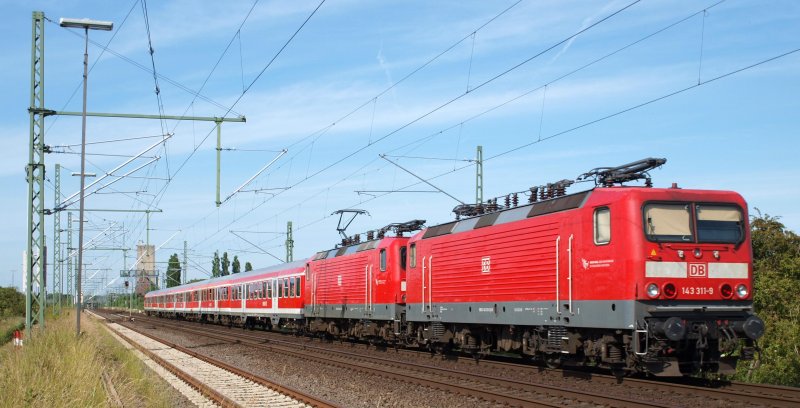 RE 21594 Hamburg Hbf - Lbeck Hbf kurz vor der Durchfahrt in Bad Oldesloe am 17.06.09. Whrend 143 314-4 den Zug mit rund 140 km/h Richtung Lbeck schiebt, luft 143 311-9 abgebgelt am Zugschluss mit.
