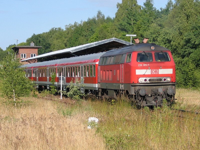 RE 21607 fhrt nach kurzem Halt hier in Schnberg (Meckl.) weiter bis nach Bad Kleinen. Er wird gezogen von einen 218 185-7. 14.06.2008