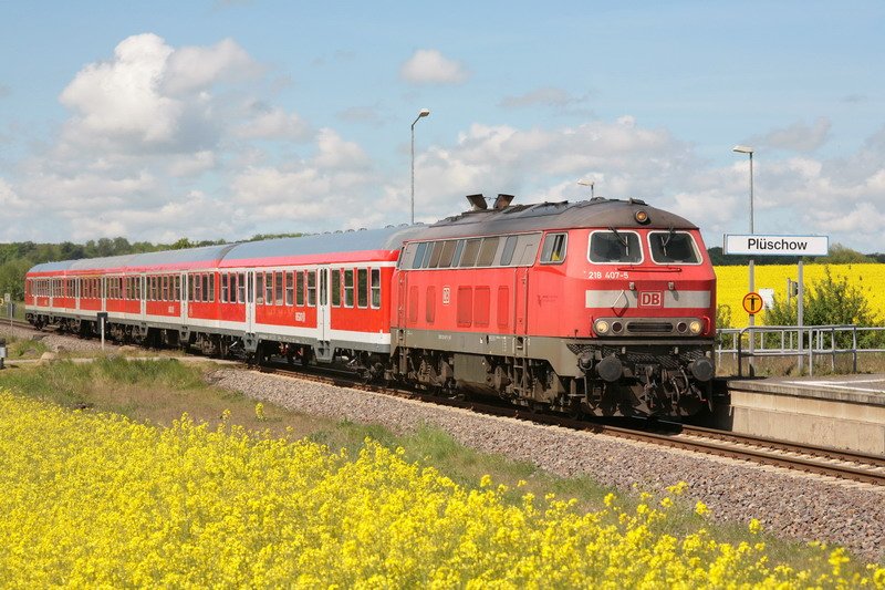 RE 21615 von Lbeck nach Bad Kleinen fhrt gerade mit der 218 407 durch den HP Plschow. 12.05.2009 