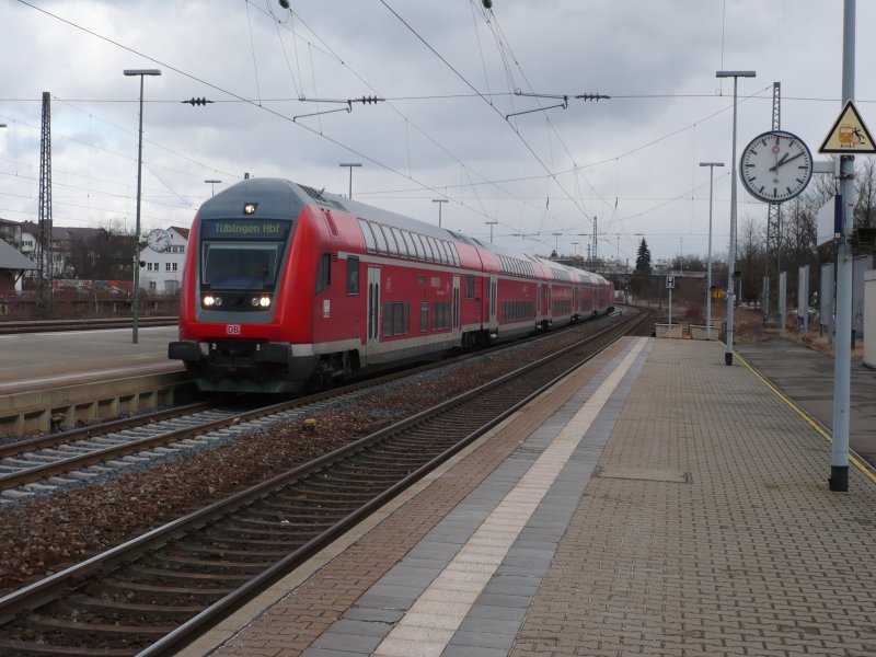 RE 22023 aus Stuttgart Hbf fhrt planmig in den Reutlinger Hbf ein.
Abfahrzeit: 13.12 Uhr, gesehen am 11.02.09