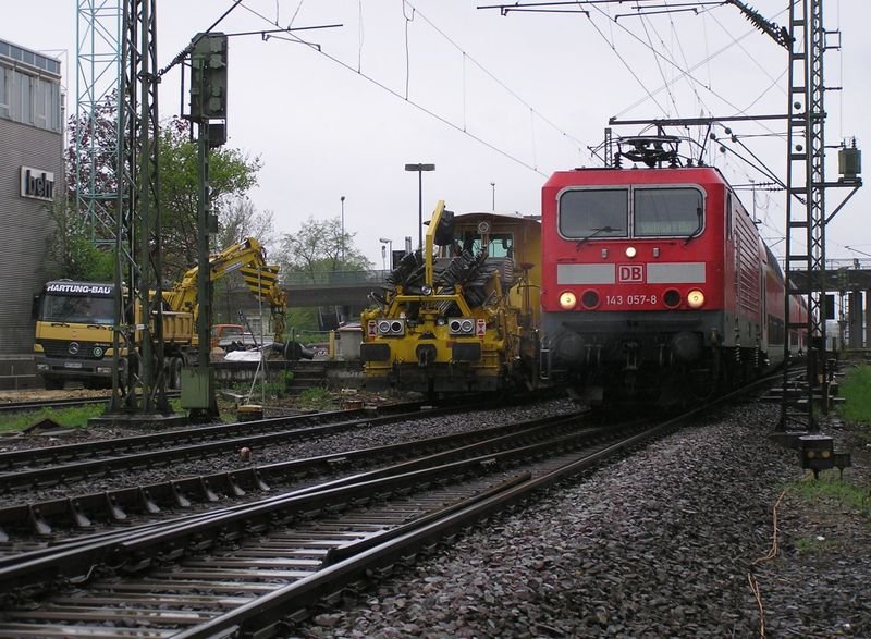 RE 22032 verlsst um 14:10 Uhr durch Baurbeiten (fr die S-Bahn nach Kirchheim/Teck)auf dem falschen Gleis (2) Wendlingen , um weiter nach Stuttgart zu fahren. Dabei frhrt er an der abgestellten Schotterprofilierer SSP110SW und Stopfmaschiene Ultimat 09-32/4S Dynamic von Plasser&Theurer der Firma Hartungs-Bau vorbei.