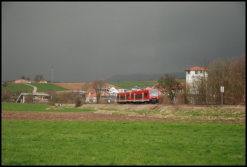 RE 22539 nach Ulm Hbf vor einem sehr mchtigen Hintergrund. Aufgenommen am 02.04.08 bei Unterkochen.