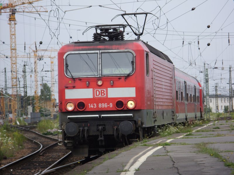 RE 26180 aus Cottbus fhrt im Leipziger Hbf ein und hat schon die Zugzielanzeige umgeschalten am 10.7.08