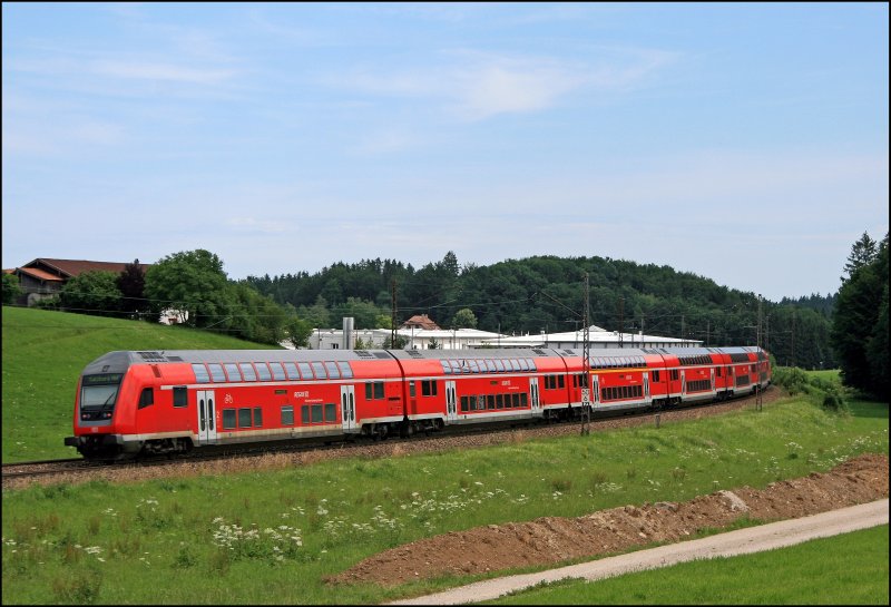 RE 30013  Mnchen-Salzburg-Express  legt sich bei Axdorf in die Kurve. In wenigen Minuten wird der Zug Traunstein erreichen. (06.07.2008)
