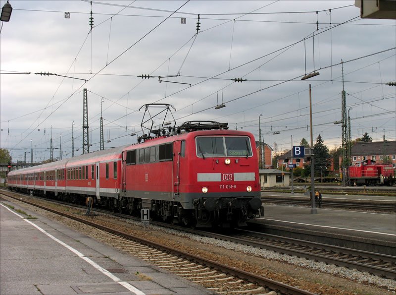 RE 30021/30051 Mnchen - Salzburg gezogen von 111 051 und mit Steuerwagen Wittenberge am Zugschluss in Freilassing; 23.10.2008
