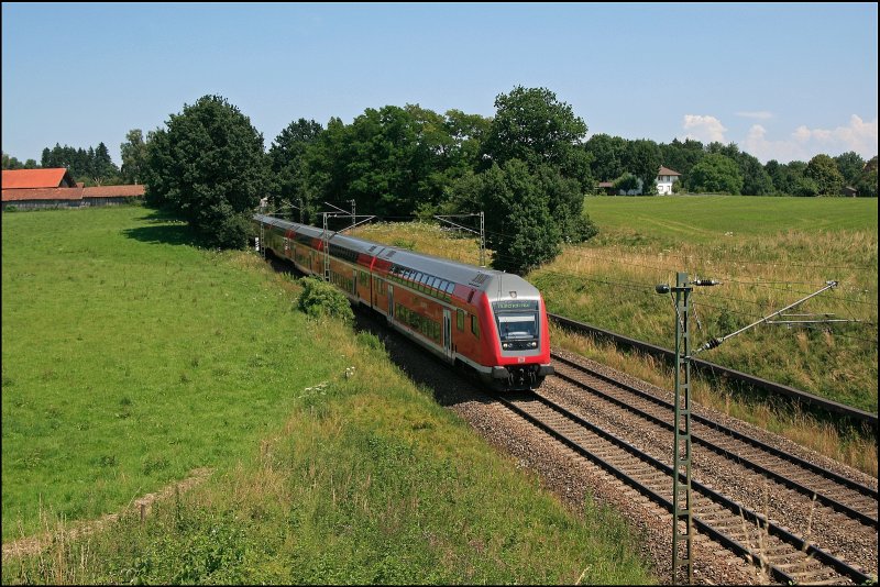 RE 30028  Mnchen-Salzburg-Express  ist bei Bad Endorf in Richtung Landeshauptstadt unterwegs. (11.07.2008)
