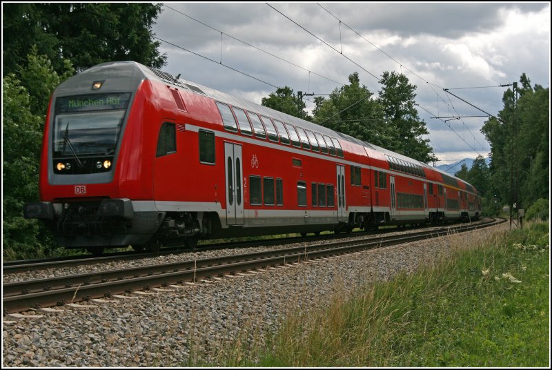 RE 30028  OBERBAYERN-EXPRESS  von Salzburg nach Mnchen fhrt am 27.06.07 bei Rosenheim dem nchsten Halt Grafing Bahnhof entgegen.