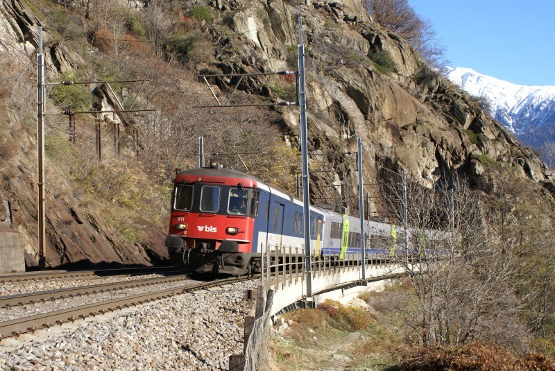 RE 3272 erklimmt am 15.11.08 die Ltschberg-Sdrampe.