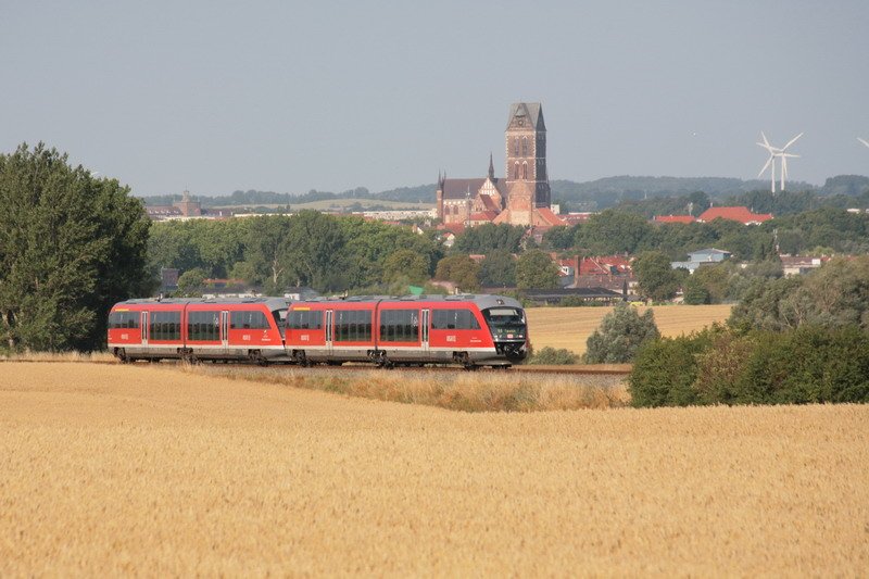 RE 33167 von Wismar nach Tessin hier im Doppelpack kurz vor Hornstorf. Im Hintergrund kann man gut Wismar zu sehen. 25.07.2008