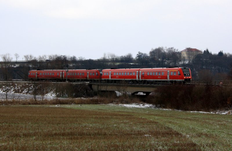 RE 3632 von Altenburg nach Erfurt berquert hier die Pleie um in das Sprottetal Richtung Schmlln einzubiegen, 01.02.09