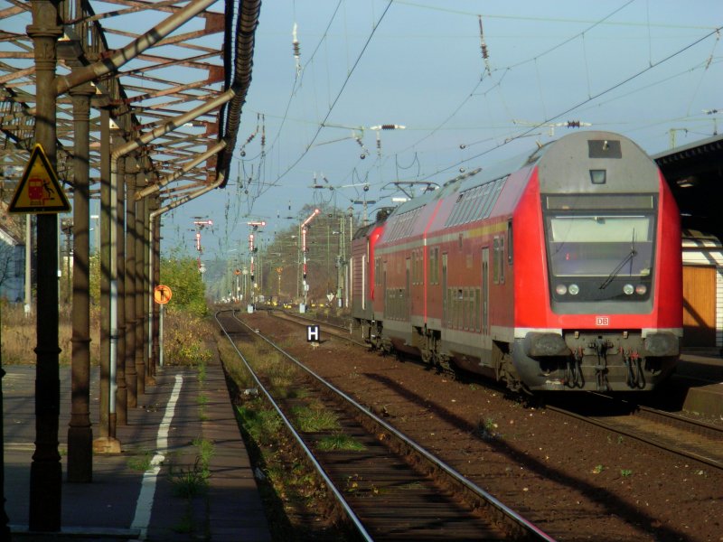 RE 3714 von Reichenbach nach Leipzig Hbf bei der Ausfahrt aus dem Bahnhof Altenburg, 15.11.08