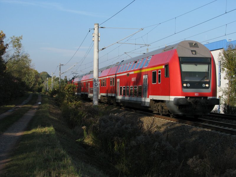 RE 3717 mit Doppelstock-Steuerwagen 3.Gattung auf den Weg nach Werdau am Kilometer 68,0 Hhe Ortseingang Langenhessen. Aufnahmezeitpunkt: 12.10.2008 16:28 Uhr.