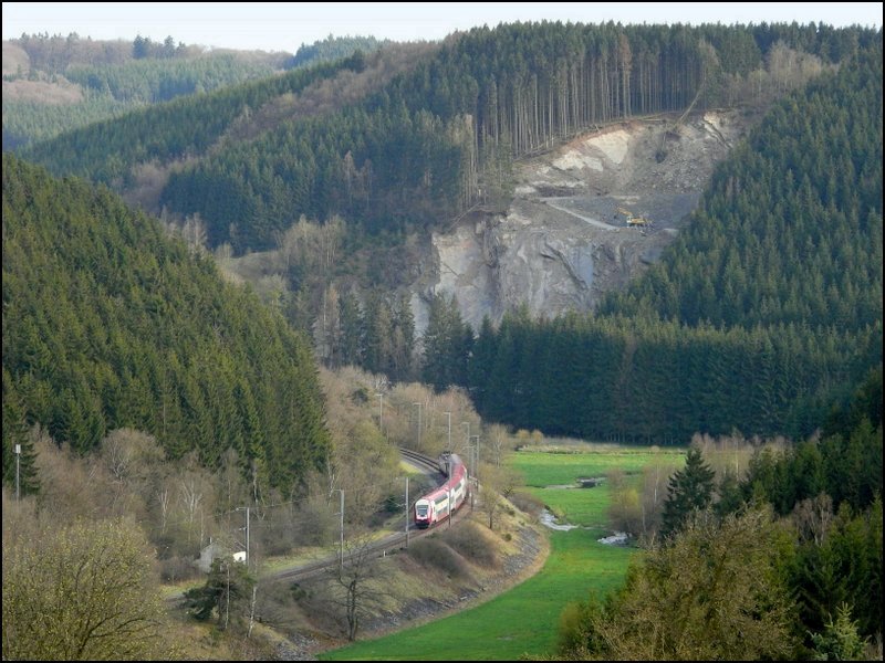 RE 3767 schl�ngelt sich durch das Tal der Clerve zwischen Maulusm�hle und Troisvierges. Das Foto wurde in der N�he des Klosters von F�nfbrunnen (Cinqfontaines) am 25.04.08 gemacht.