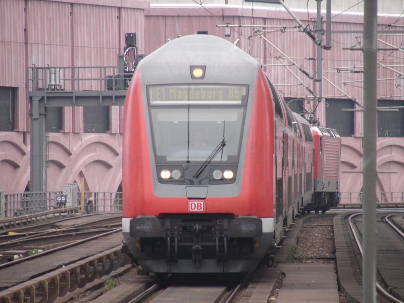 RE 38024  RE1  bei der Einfahrt Berlin Alexanderplatz. Aufgenommen am 12.08.07