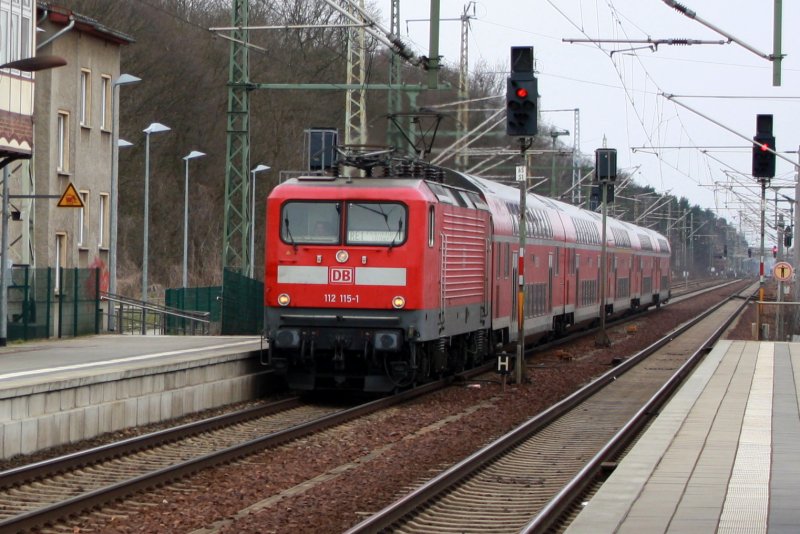 RE 38075, Brandenburg Hbf - Frankfurt (Oder), gezogen von 112 115 bei Einfahrt in den Bahnhof Frstenwalde (Spree), 28.03.09