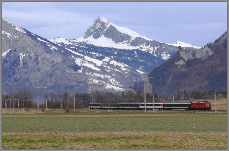 RE 3809 zwischen Bad Ragaz und Maienfeld. Zuglok ist eine Re 4/4 II. Der Berg in der Mitte ist der Alvier 2343m/.M. und ganz hinten der Margelchopf 2163m/.M. (26.12.2007)