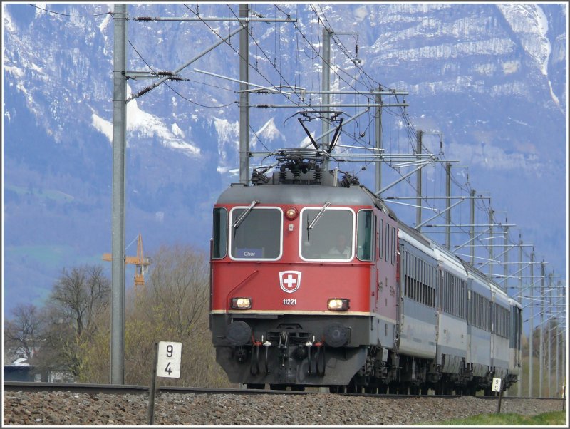 RE 3811 mit Re 4/4 II 11221 zwischen Sevelen und Weite. (09.04.2008)
