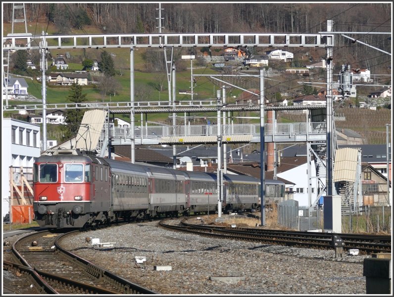 RE 3811 mit Re 4/4 II 11150 an der Spitze fhrt in Sargans ein. (24.12.2008)