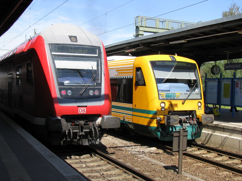 RE 38210 nach Wismar am Bahnsteig 4 und VT 650.56 dr -ODEG- als OE 80379 aus Hagenow am Bahnsteig 5 a, Ludwigslust Bf 01.08.2009