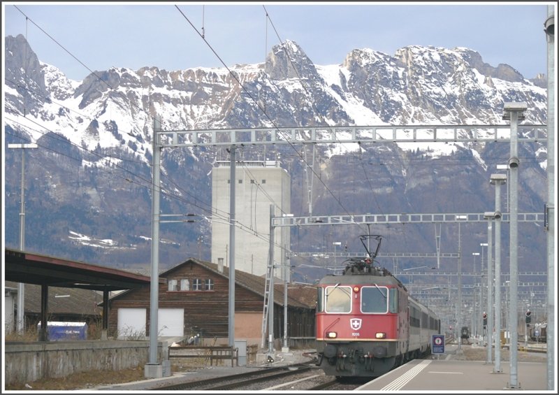 RE 3823 mit Re 4/4 II 11205 an der Spitze trifft in Buchs SG ein. (02.02.2009)