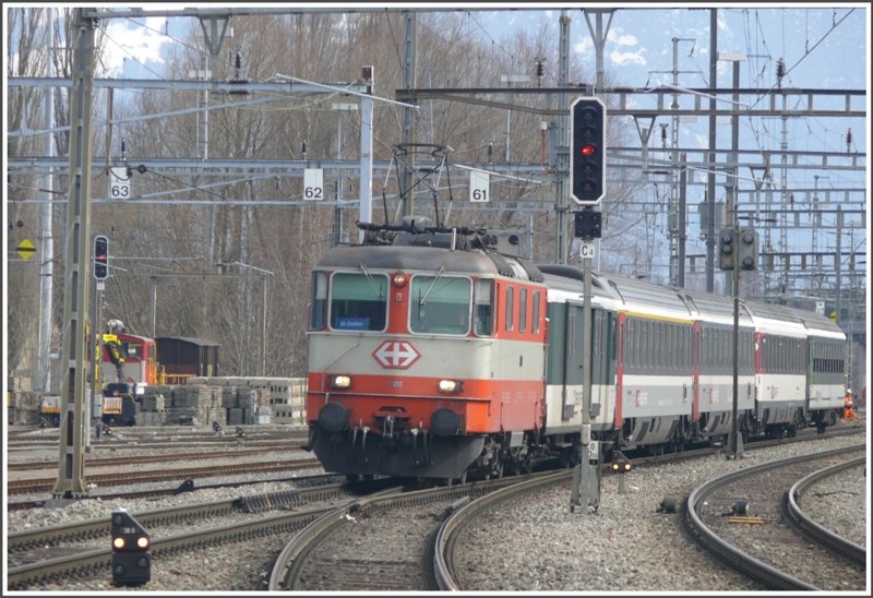 RE 3830 Rheintalexpress mit 11108 bei der Einfahrt in Sargans. (17.03.2009)
