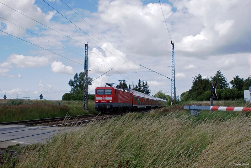 RE 38355 von Stralsund nach Elsterwerda
Gezogen von 114 033-4
Aufgenommen in der Andershofer Dorfstrae ( zu Stralsund )
26.07.2009
