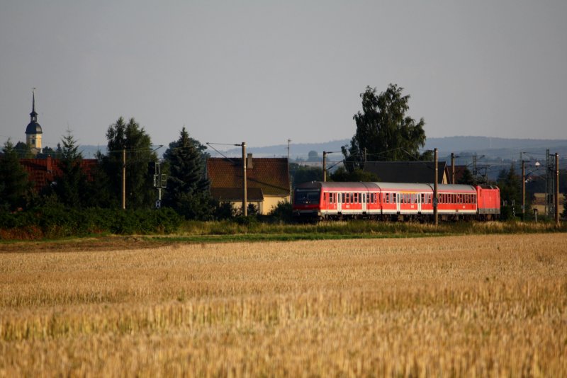 RE 38516, Dresden-Cottbus, geschoben von 143 210, passiert soeben die Ortschaft Jessen, 06.08.09