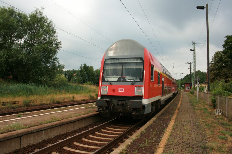 RE 38561 mit 143 848-0 am 23.06.2008 im Bahnhof Kerkwitz