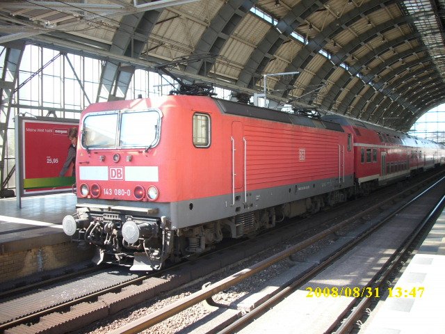 RE 38878 Wnsdorf Waldstadt-Dessau mit der 143 080 am 31.08.2008 im Bahnhof Berlin Alexanderplatz.