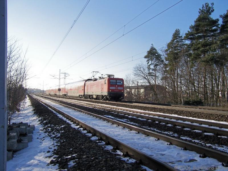 RE 4 mit 112 121 auf dem Weg auf dem Berliner Auenring zwischen Glasower Damm und Wamannsdorf am 22.1.2006.

