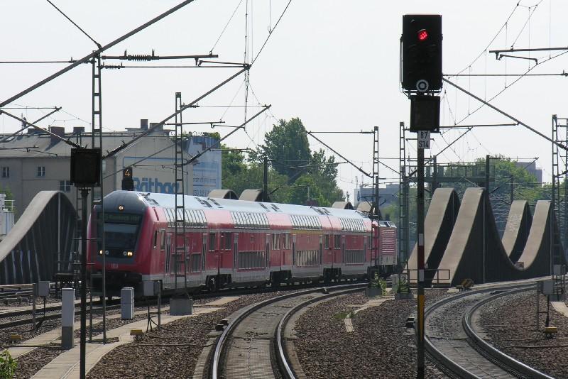 RE 4 nach Rathenow vor der Einfahrt in den Bahnhof Berlin Spandau am 21.5.2005. Im Hintergrund die 7gleisige Kragtrgerbrcke ber die Havel.
