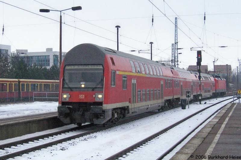 RE 4 nach Stralsund am 21.1.2006 im Bahnhof Berlin-Schnefeld Flughafen