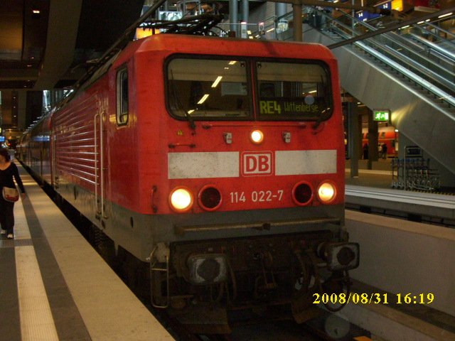 RE 4 nach  Wittenberge mit 114 022 am 31.08.2008 in Berlin Hbf(tief).