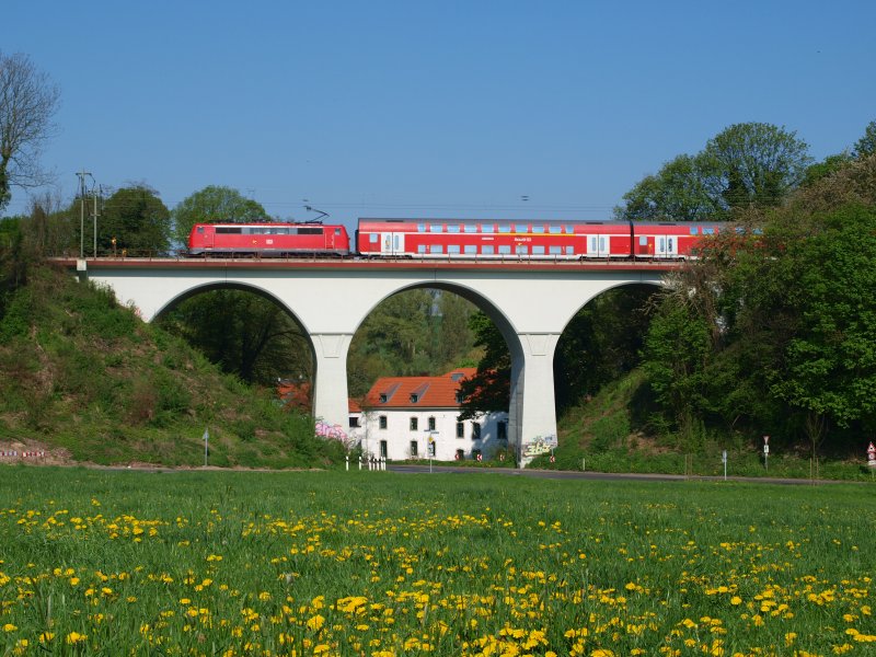 RE 4 (Wupper-Express) auf dem Viadukt an der Schurzelterstrasse in Aachen Laurensberg an einem schnen Morgen im April 2009.