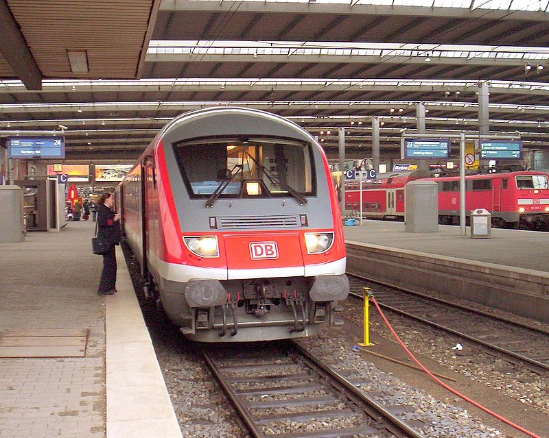 RE 4048 kurz vor seiner Abfahrt nach Nrnberg in Mnchen Hbf. 24.03.2007
