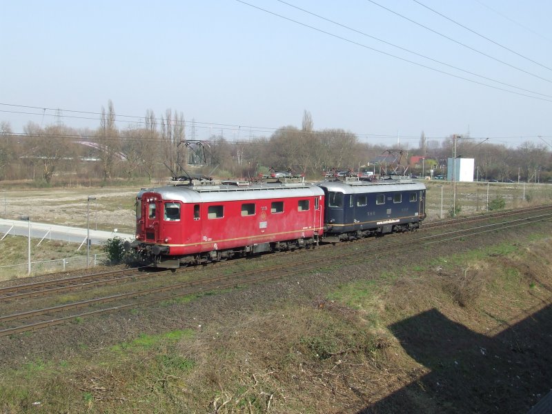 Re 410 10019 und 10008 passieren das CentrO in Oberhausen.
26.3.07