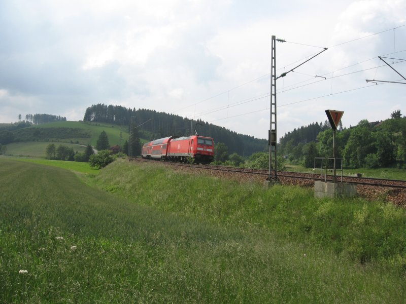 RE 4116 mit BR 146 233-2 als Schublok am 70,0 der Schwarzwladbahn kurz hinter St.Georgen.Aufgenommen am 6.6.07