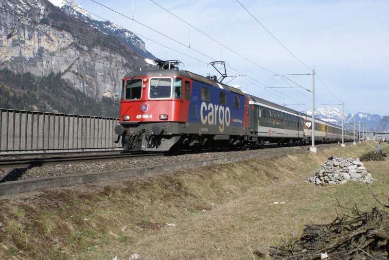Re 420 160-4 rollt am 14.3.09 mit dem InterRegio 2165 Richtung Erstfeld.