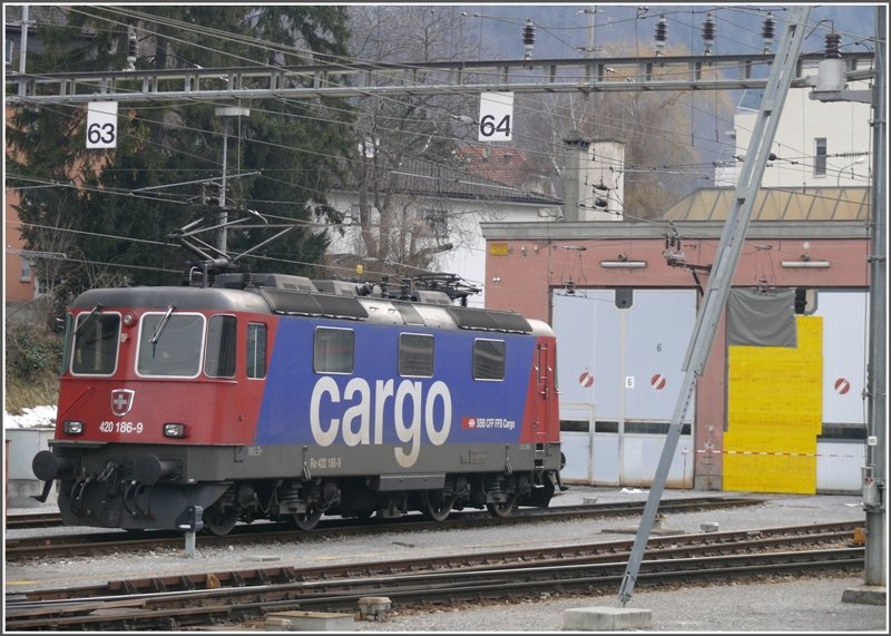 Re 420 186-9 vor dem leicht demolierten Depot in Chur. (01.03.2009)