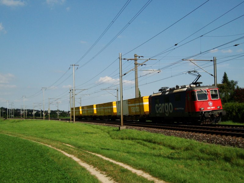 Re 420 196 mit Postzug bei Pieterlen am 25.08.2008