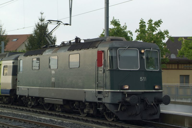 Re 420 (4/4) mit der Nummer 511 als einziege mit ROTEM AUSENSPIEGEL.
02.05.2009