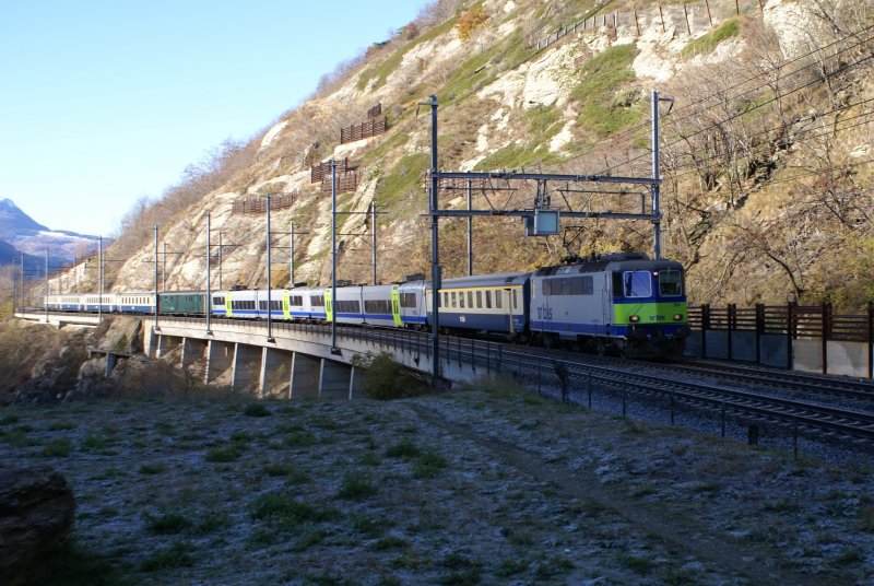 Re 420 506-8 befindet sich mit dem RE 3259 am 15.11.08 unterhalb von Lalden.