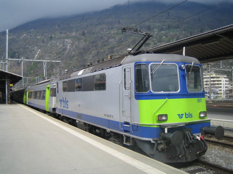 Re 420 507-6 mit Berg-RE am 23.4.08 in Brig. Ein Umlauf der Berg-RE's wird mit EW3 abgedeckt, die Anderen zwei sind Mischpendel mit Jumbo's.