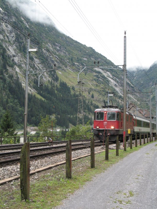 RE 420 mit einem Interregio auf der Talfahrt kurz nach der Ausfahrt aus Gschenen (17.08.2007)