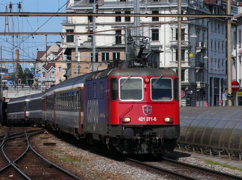 Re 421 371-6 mit der EC 194 bei der Einfahrt in Hauptbahnhof St. Gallen am 21.05.09.
