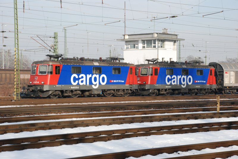 Re 421 371-6 und Re 421 383-1 im Doppel vor einem Gterzug am 17.01.2009 in Karlsruher Gbf. Die Loks warteten auf die Ausfahrt in Richtung Basel.