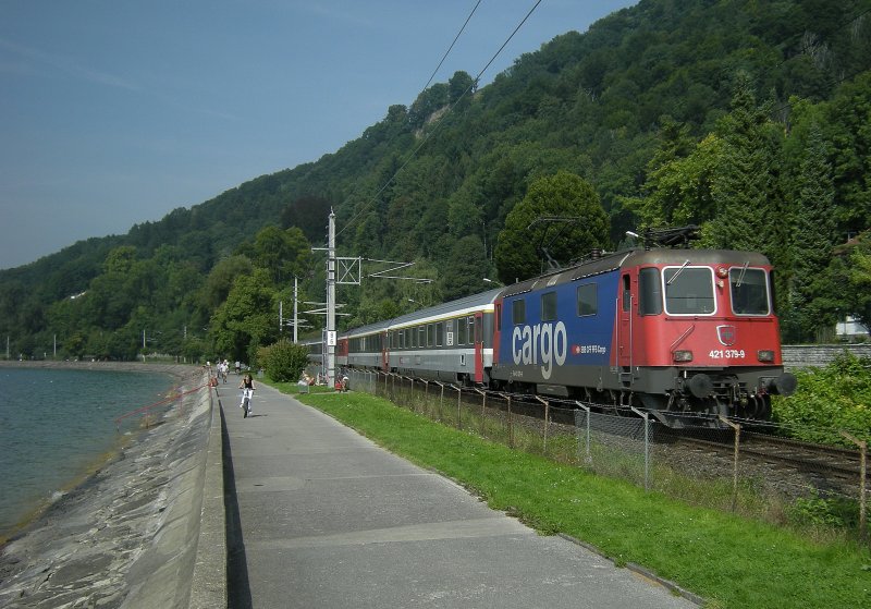 Re 421 379-9 mit EC 194 Mnchen - Zrich kurz vor Bregenz am 29. August 2008