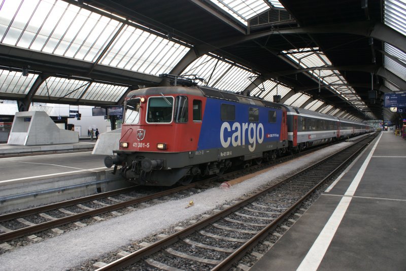 Re 421 381-5 steht am 13.7.09 mit dem EC 191 Zrich - Mnchen  abfahrtsbereit in Zrich Hauptbahnhof.

